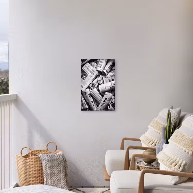 Krant - Stapel - Nieuws - Zwart-wit Tuinposter op houten frame 2 cm dik klein -sfeer1