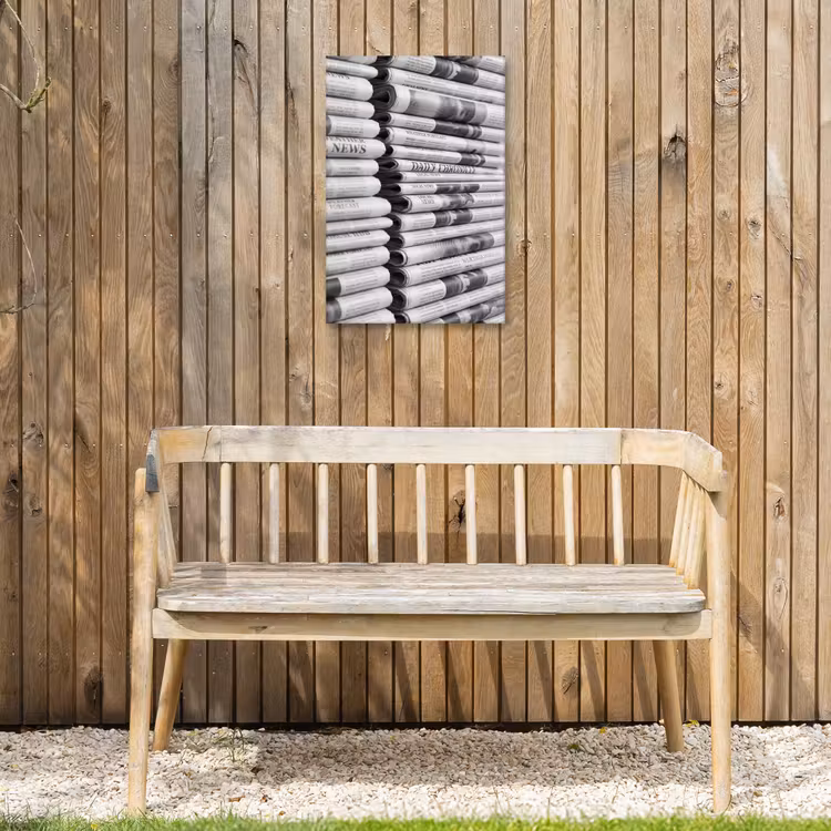Krant - Stapel - Nieuws - Zwart-wit - Media Tuinposter op houten frame 2 cm dik klein -sfeer4