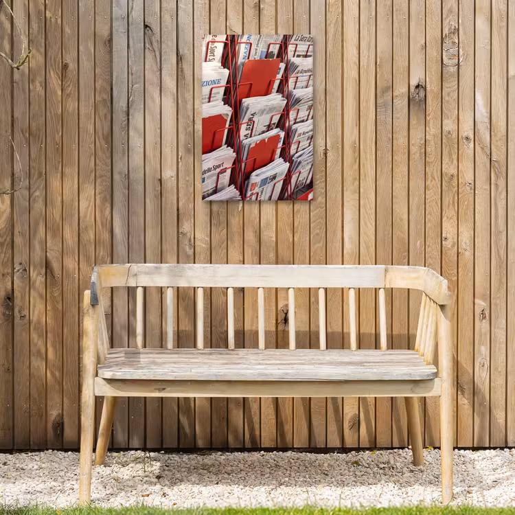 Kranten - Rek - Stedelijk - Dagelijks leven - Rood Tuinposter op houten frame 2 cm dik klein -sfeer4