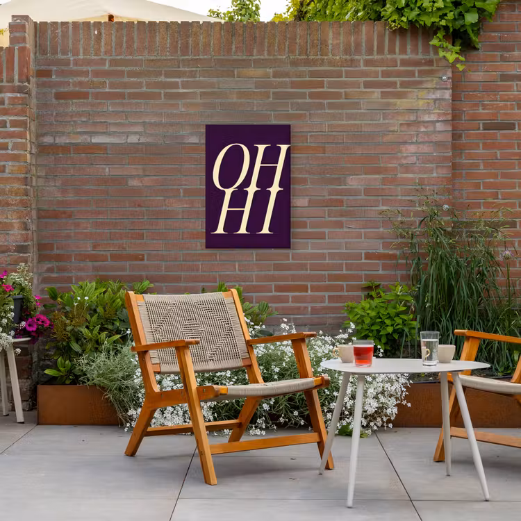 Oh hi - Paars - Minimalistisch Tuinposter op houten frame 2 cm dik klein -sfeer3