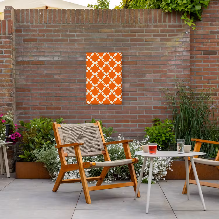 Oranje - Ruitpatroon - Wit Tuinposter op houten frame 2 cm dik klein 841 -sfeer3