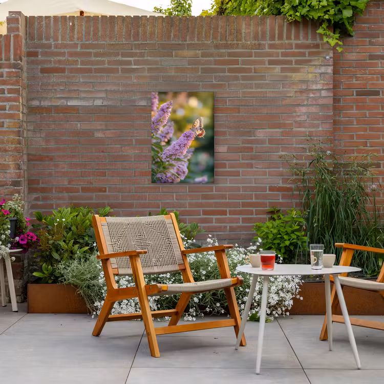 Sierlijke - Vlinder - Paarse - Bloemen Tuinposter op houten frame 2 cm dik klein -sfeer3