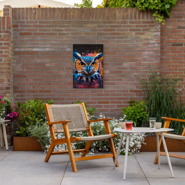 Uil met Intense Blik Tuinposter op houten frame 2 cm dik klein -sfeer3