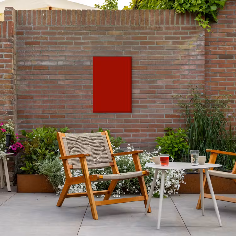 Oxblood - Maroon - Rood Tuinposter op houten frame 2 cm dik klein 841 -sfeer3