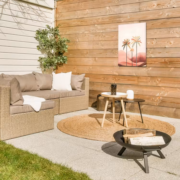 Palmbomen - Heuvels - Minimalistisch - Zachtroze Tuinposter op houten frame 2 cm dik klein -sfeer2