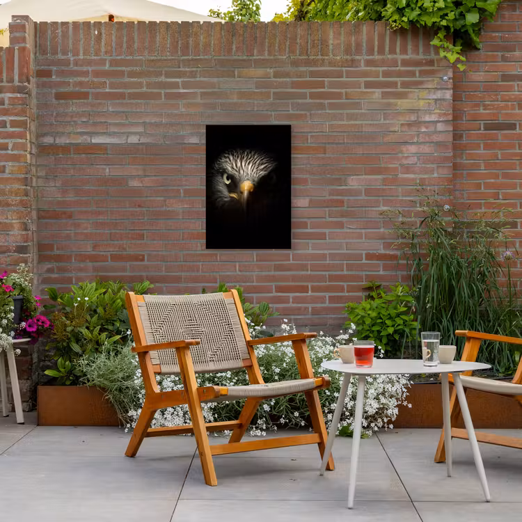 Indringende blik van een arend Tuinposter op houten frame 2 cm dik klein -sfeer3
