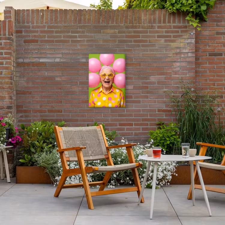 Mens - Ballonnen - Feest - Kleurrijk - Roze Tuinposter op houten frame 2 cm dik klein -sfeer3