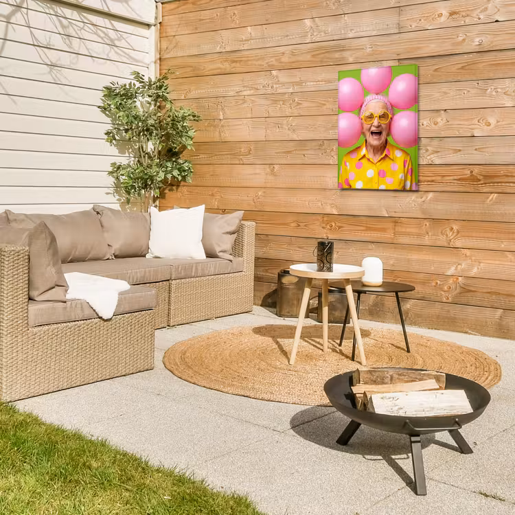 Mens - Ballonnen - Feest - Kleurrijk - Roze Tuinposter op houten frame 2 cm dik klein -sfeer2