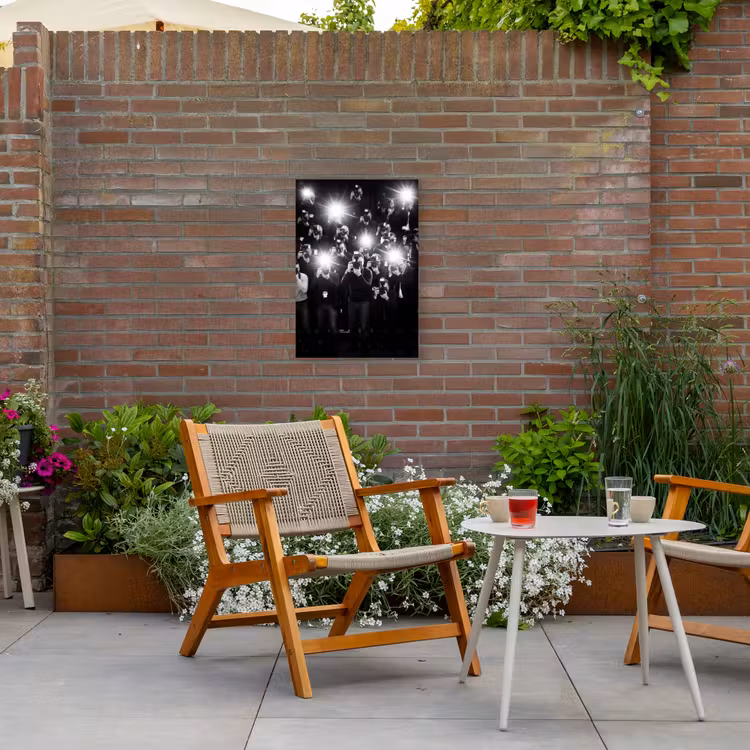 Mensen - Camera - Flitslicht - Zwart-wit - Media Tuinposter op houten frame 2 cm dik klein -sfeer3