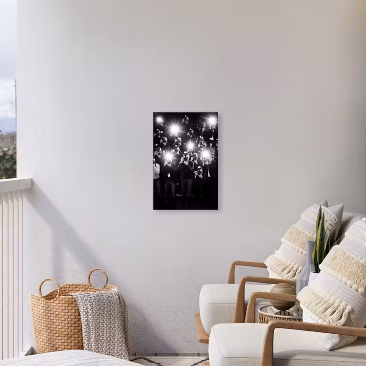 Mensen - Camera - Flitslicht - Zwart-wit - Media Tuinposter op houten frame 2 cm dik klein -sfeer1