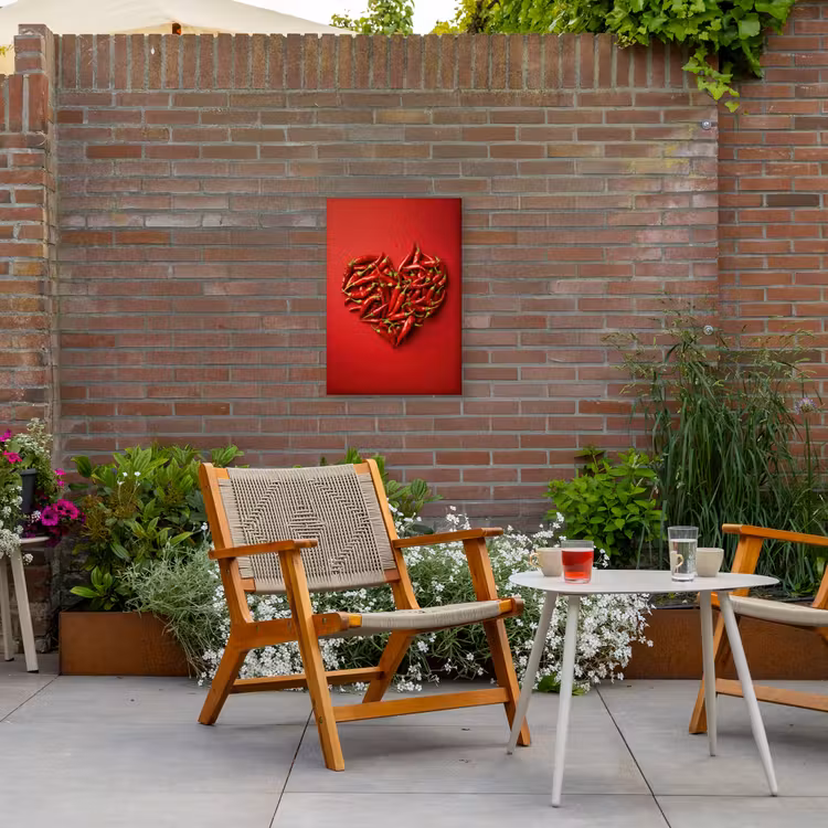 Pepers - Rood - Hart Tuinposter op houten frame 2 cm dik klein -sfeer3
