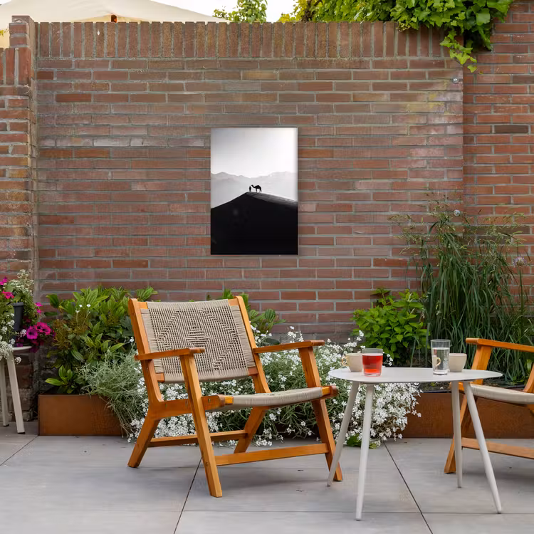 Mens - Kameel - Zandduin - Natuur - Monochroom Tuinposter op houten frame 2 cm dik klein -sfeer3