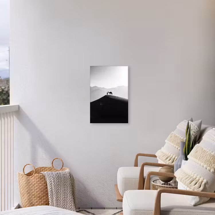 Mens - Kameel - Zandduin - Natuur - Monochroom Tuinposter op houten frame 2 cm dik klein -sfeer1