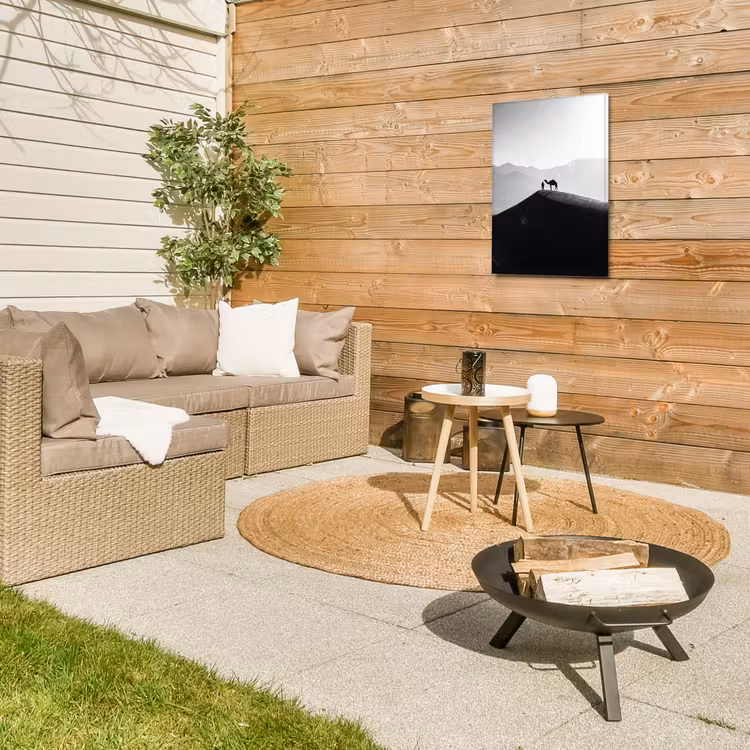 Mens - Kameel - Zandduin - Natuur - Monochroom Tuinposter op houten frame 2 cm dik klein -sfeer2