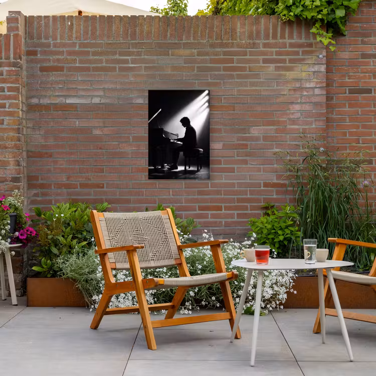 Persoon - Piano - Muziek - Zwart-wit - Podium Tuinposter op houten frame 2 cm dik klein -sfeer3