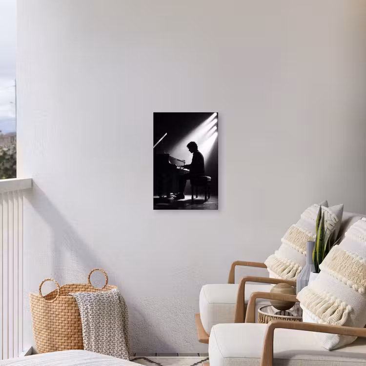 Persoon - Piano - Muziek - Zwart-wit - Podium Tuinposter op houten frame 2 cm dik klein -sfeer1