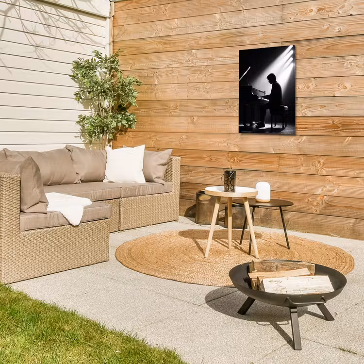Persoon - Piano - Muziek - Zwart-wit - Podium Tuinposter op houten frame 2 cm dik klein -sfeer2