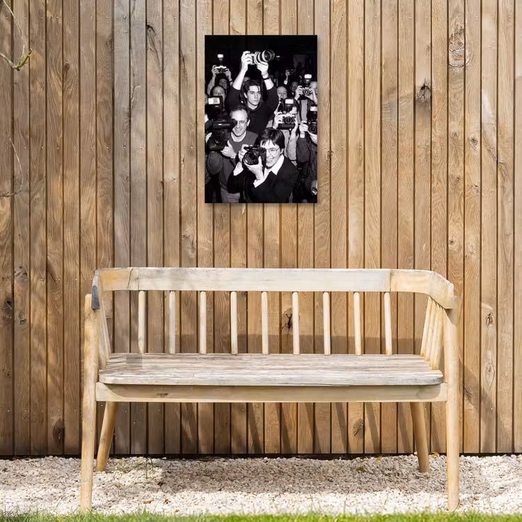 Fotografen - Menigte - Flitsers - Journalistiek Tuinposter op houten frame 2 cm dik klein -sfeer4