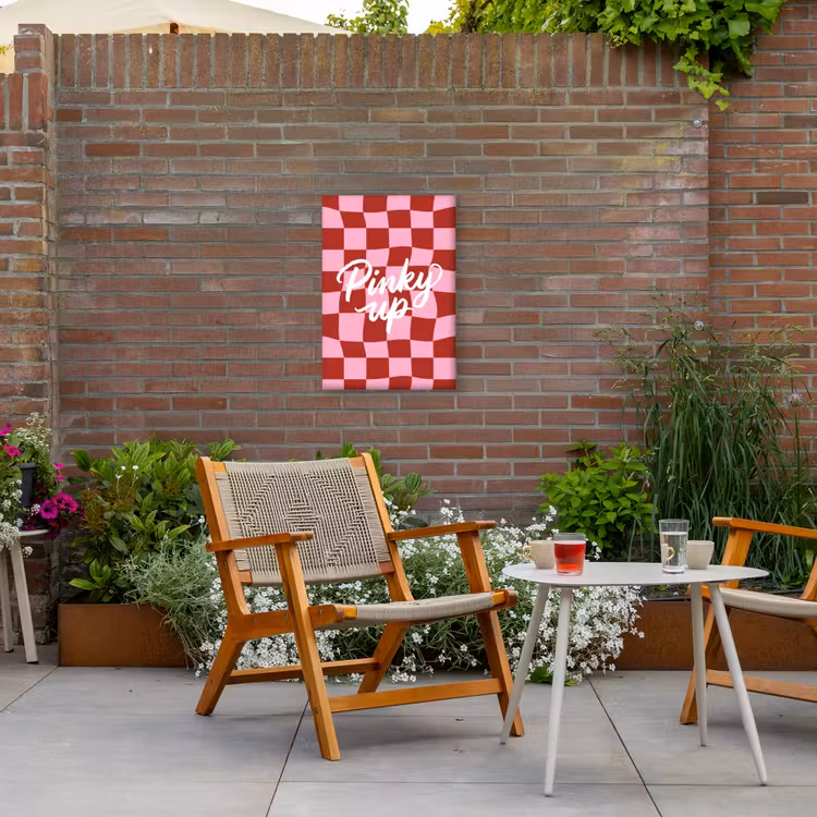 Pinky up - Geblokt - Bordeauxrood Tuinposter op houten frame 2 cm dik klein -sfeer3