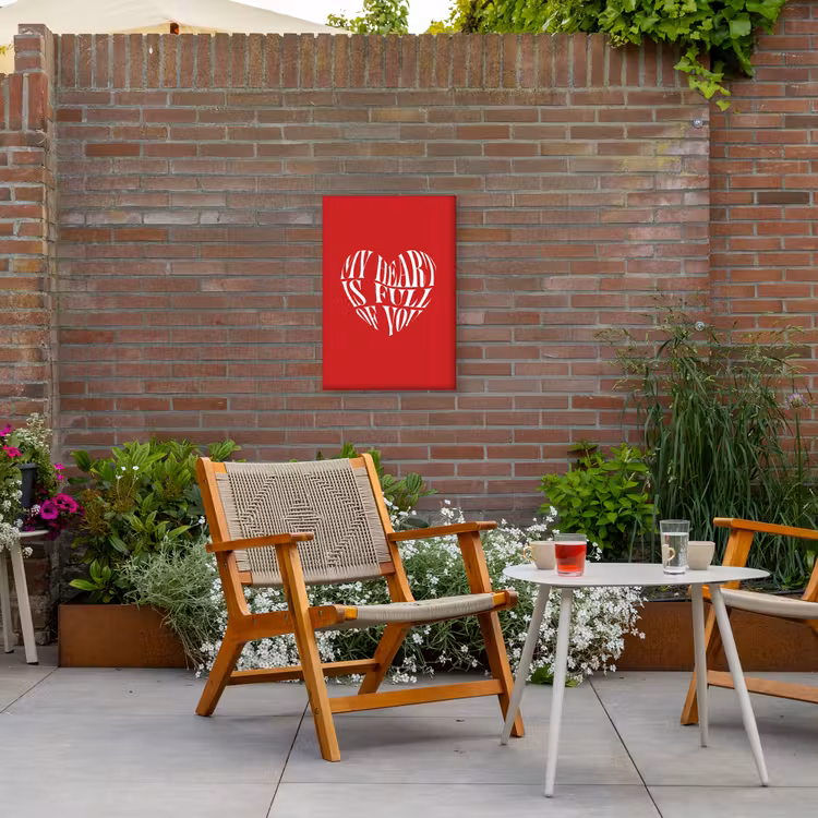 Rood - Hart- Tekst - Valentijn Tuinposter op houten frame 2 cm dik klein -sfeer3