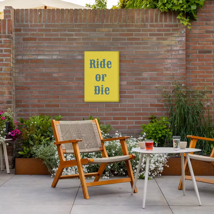 Ride or die - Geel - Blauw Tuinposter op houten frame 2 cm dik klein -sfeer3