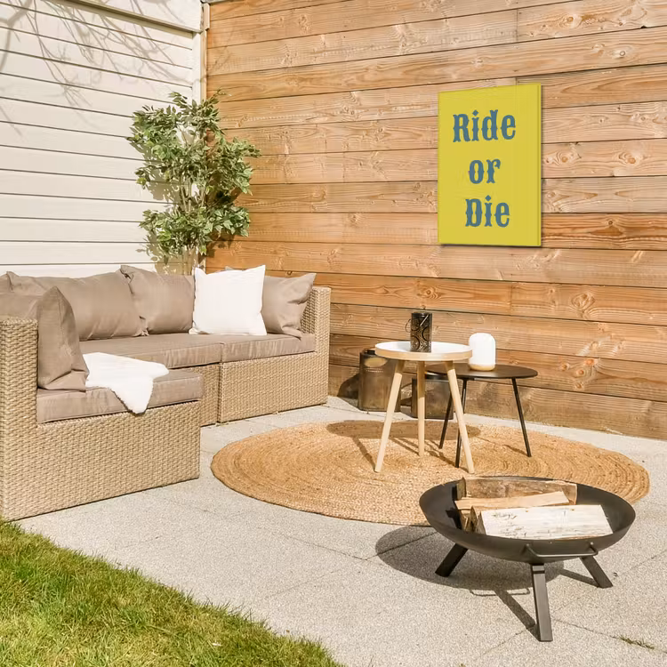 Ride or die - Geel - Blauw Tuinposter op houten frame 2 cm dik klein -sfeer2