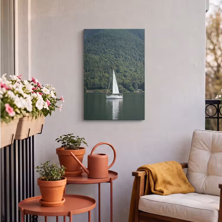 Zeilboot - Water - Bergen - Natuur - Groen Tuinposter op houten frame 2 cm dik klein -sfeer1
