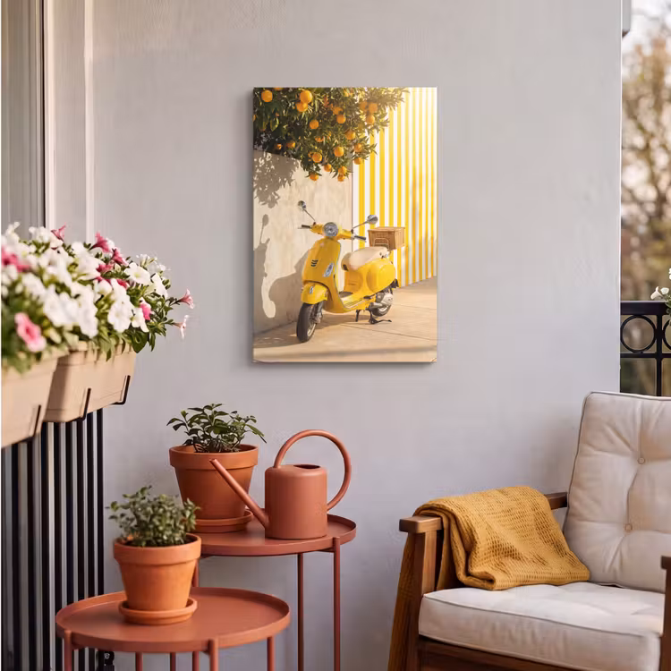 Scooter - Natuur - Zomer - Geel - Mediterraan Tuinposter op houten frame 2 cm dik klein -sfeer1