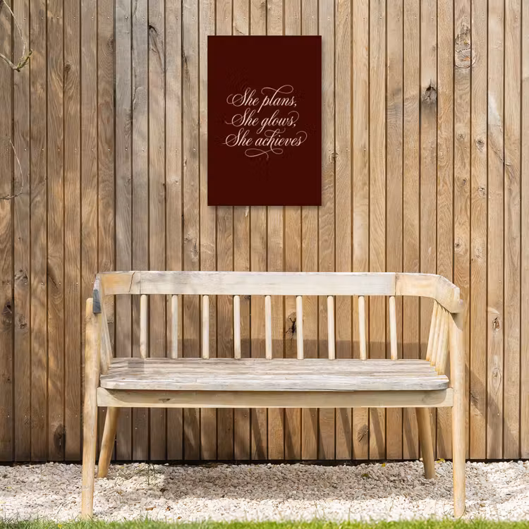 She plans she glows she achieves - Rood - Cursief Tuinposter op houten frame 2 cm dik klein -sfeer4