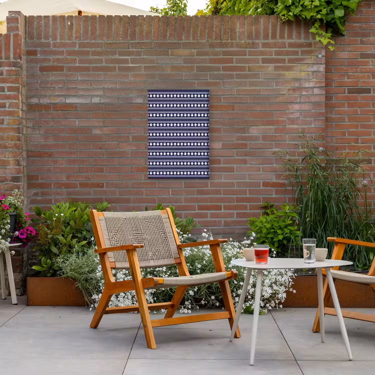 Schelp - Nautisch - Blauw - Wit Tuinposter op houten frame 2 cm dik klein 841 -sfeer3
