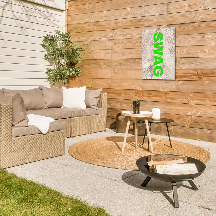 Slangenprint - SWAG - Neon - Groen Tuinposter op houten frame 2 cm dik klein -sfeer2
