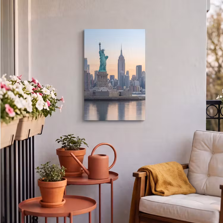 Vrijheidsbeeld - New York - Zonsopgang - Stad - Architectuur Tuinposter op houten frame 2 cm dik klein -sfeer1