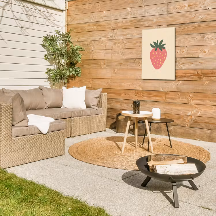 Aardbei - Minimalistisch - Rood - Fruit Tuinposter op houten frame 2 cm dik klein -sfeer2