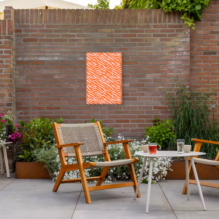 Strepen - Dynamisch - Oranje Tuinposter op houten frame 2 cm dik klein 841 -sfeer3