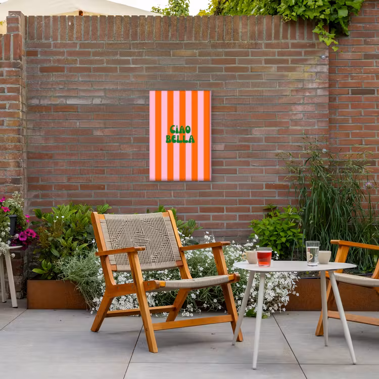 Strepen - Oranje - Verticaal - Ciao bella Tuinposter op houten frame 2 cm dik klein -sfeer3