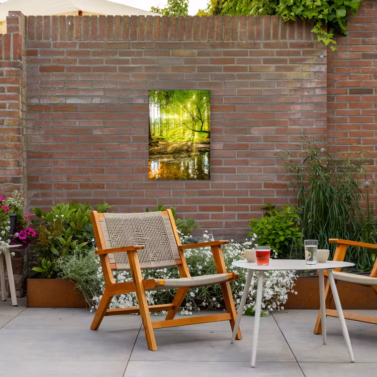 Zonnestralen in een groen bos Tuinposter op houten frame 2 cm dik klein -sfeer3