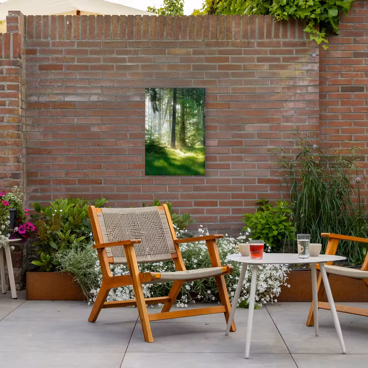 Zonnestralen in een groen bos Tuinposter op houten frame 2 cm dik klein -sfeer3