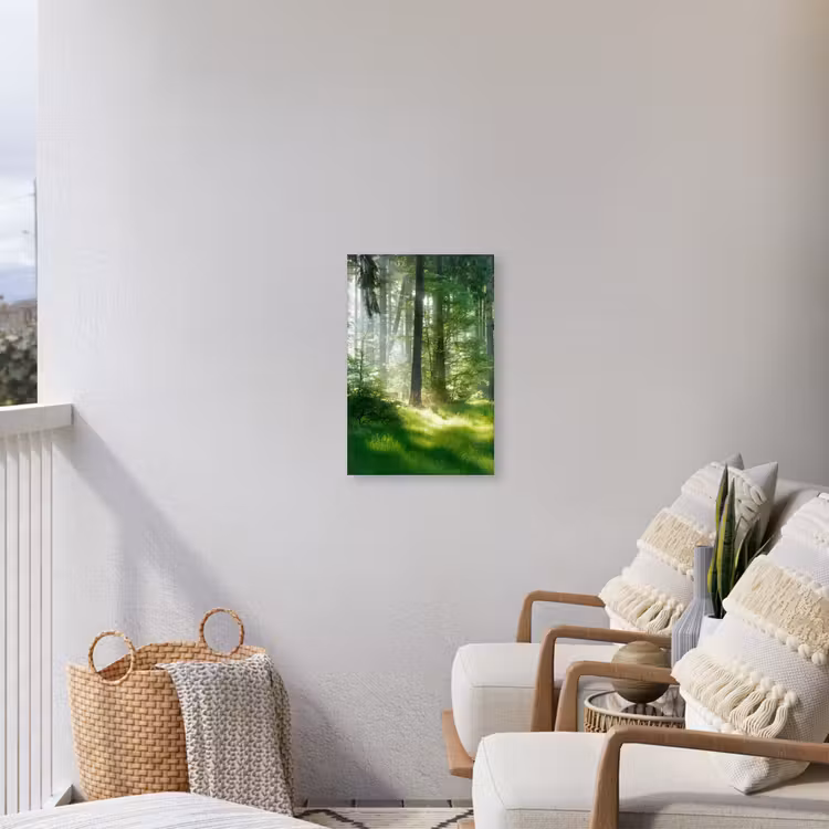 Zonnestralen in een groen bos Tuinposter op houten frame 2 cm dik klein -sfeer1