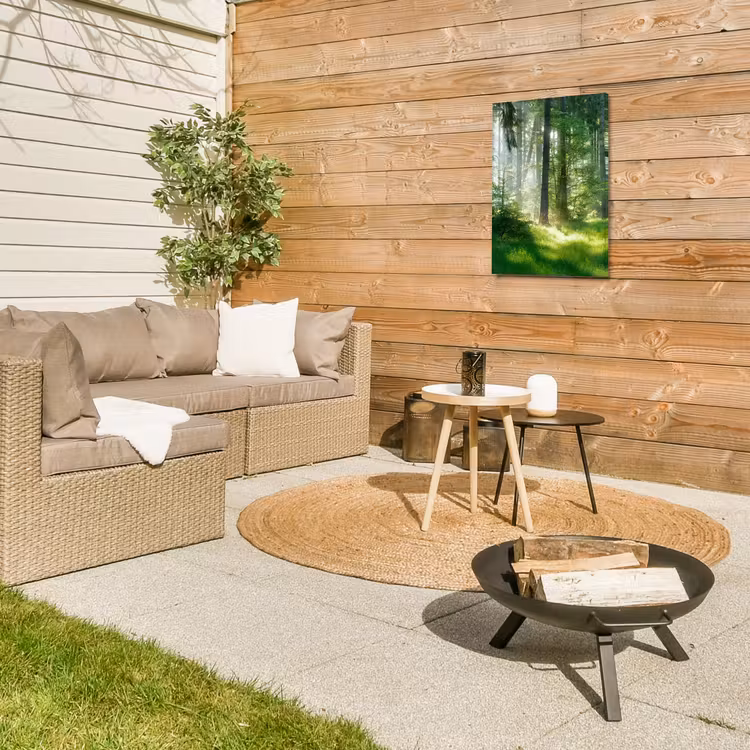Zonnestralen in een groen bos Tuinposter op houten frame 2 cm dik klein -sfeer2