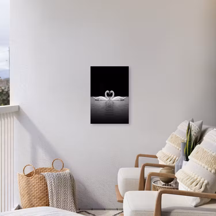 Zwanen - Hart - Zwart - Wit Tuinposter op houten frame 2 cm dik klein -sfeer1