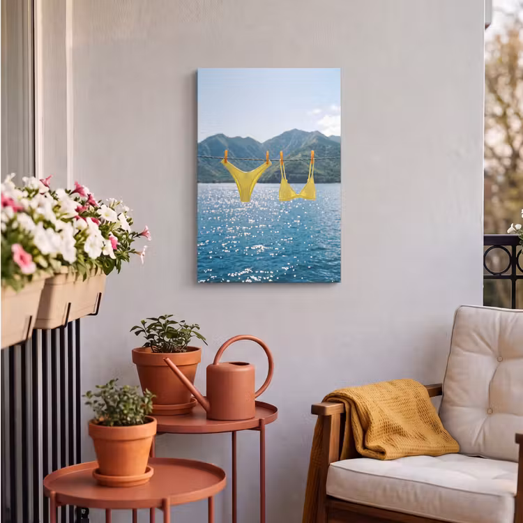 Badmode - Bikini - Zee - Bergen - Geel Tuinposter op houten frame 2 cm dik klein -sfeer1