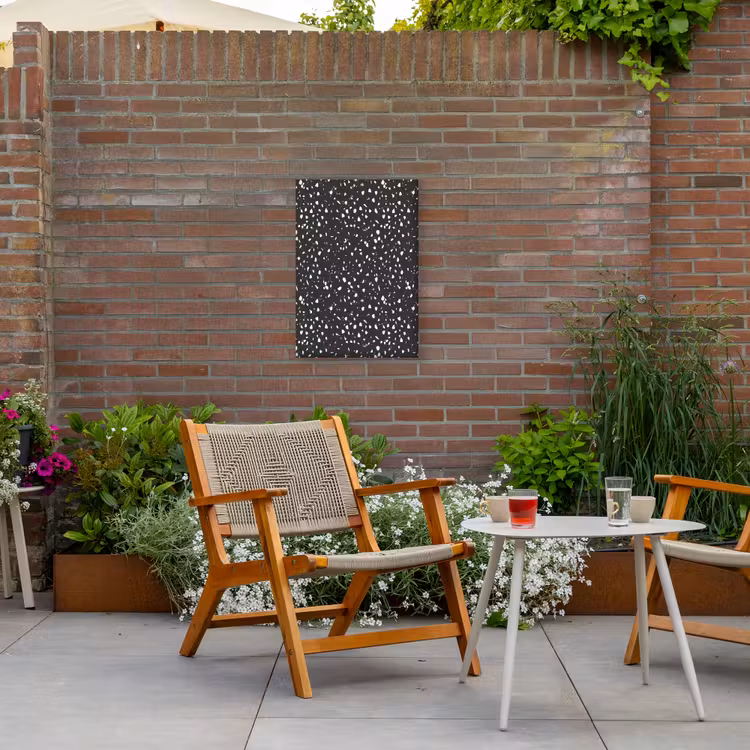 Terrazzo - Patroon - Zwart - Wit Tuinposter op houten frame 2 cm dik klein 841 -sfeer3
