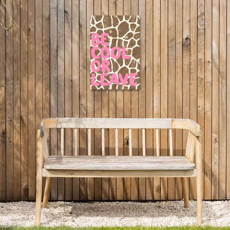 Tekst - Be cool or leave - Roze - Giraffenprint Tuinposter op houten frame 2 cm dik klein -sfeer4