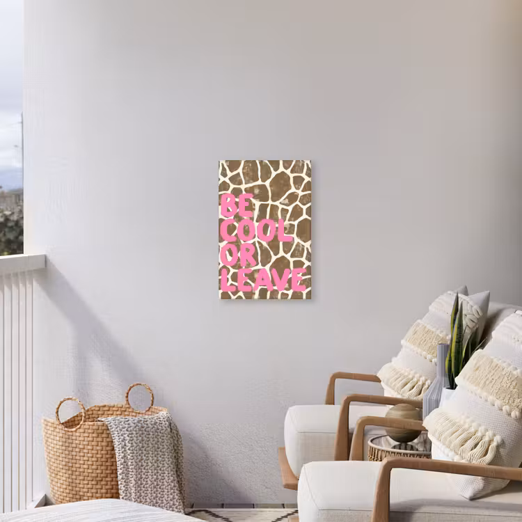 Tekst - Be cool or leave - Roze - Giraffenprint Tuinposter op houten frame 2 cm dik klein -sfeer1