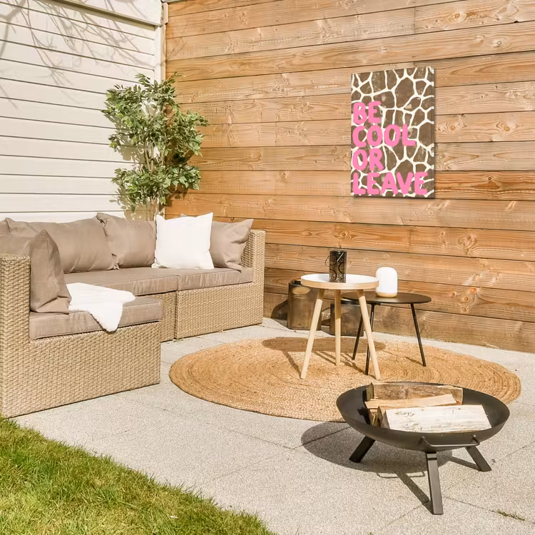 Tekst - Be cool or leave - Roze - Giraffenprint Tuinposter op houten frame 2 cm dik klein -sfeer2