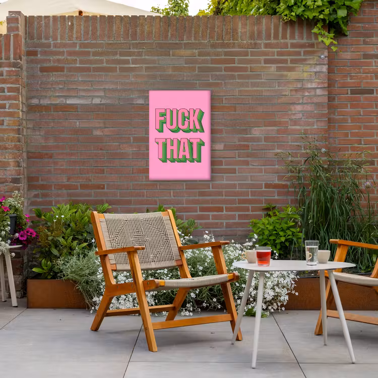 Tekst - Bold - Roze Tuinposter op houten frame 2 cm dik klein -sfeer3