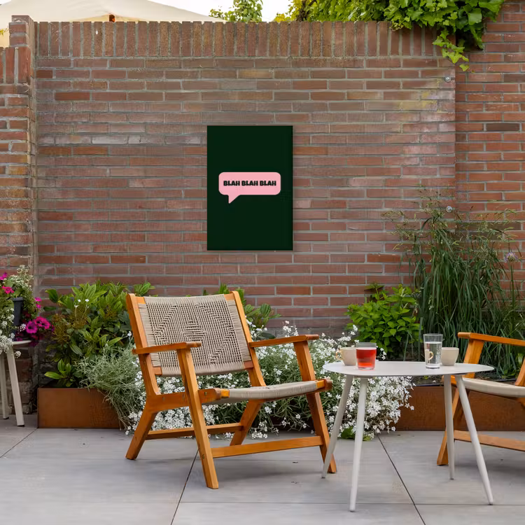 Tekstwolk - BLAH BLAH BLAH - Roze Tuinposter op houten frame 2 cm dik klein -sfeer3
