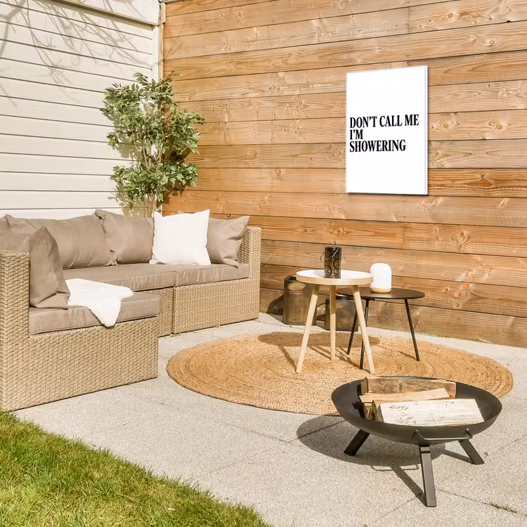 Tekst - Modern - Zwart - Wit Tuinposter op houten frame 2 cm dik klein -sfeer2