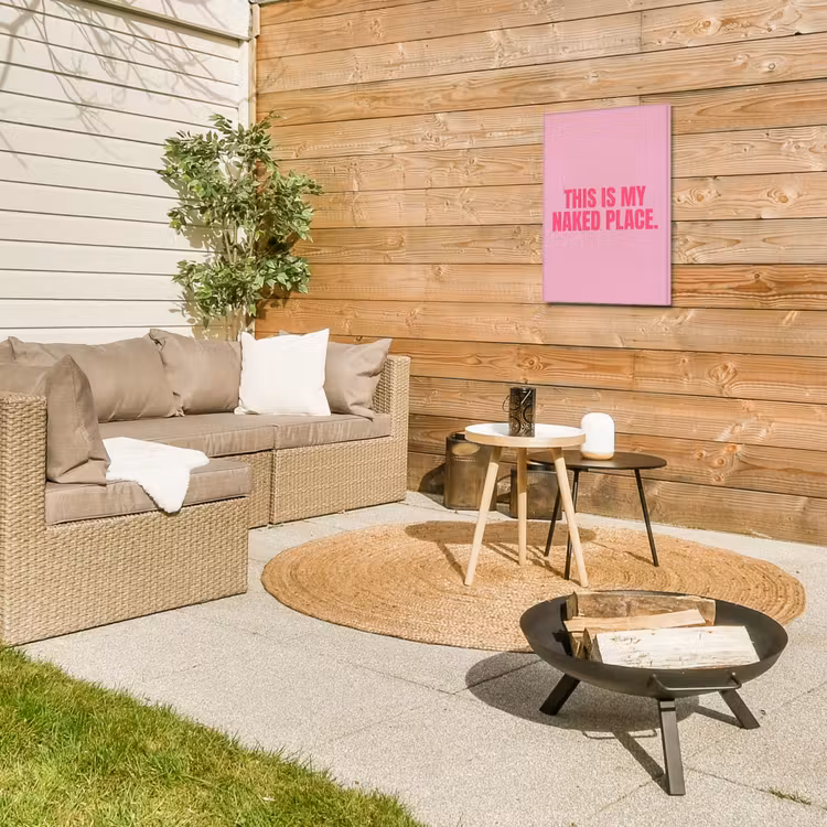 Tekst - Modern - Roze Tuinposter op houten frame 2 cm dik klein -sfeer2