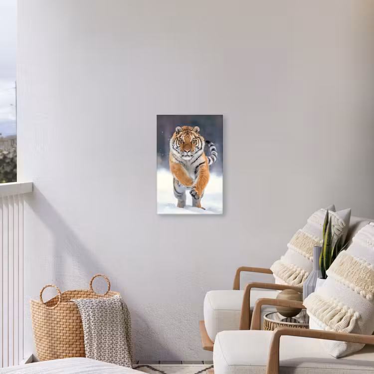 Tijger rennend door de sneeuw Tuinposter op houten frame 2 cm dik klein -sfeer1